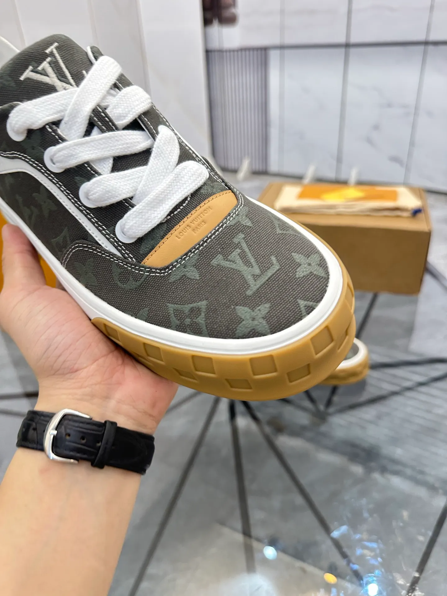 Men's shoes for sale 💰: 💰P660¥ Top quality Comes with airplane case Product trademark: LV* "Louis Vuitton*" low-top casual shoes Regular size: 35-44 (can be customized to 45) Couple style Product materials: imported nubuck leather upper, sheepskin lining, original outsole. Number: 819